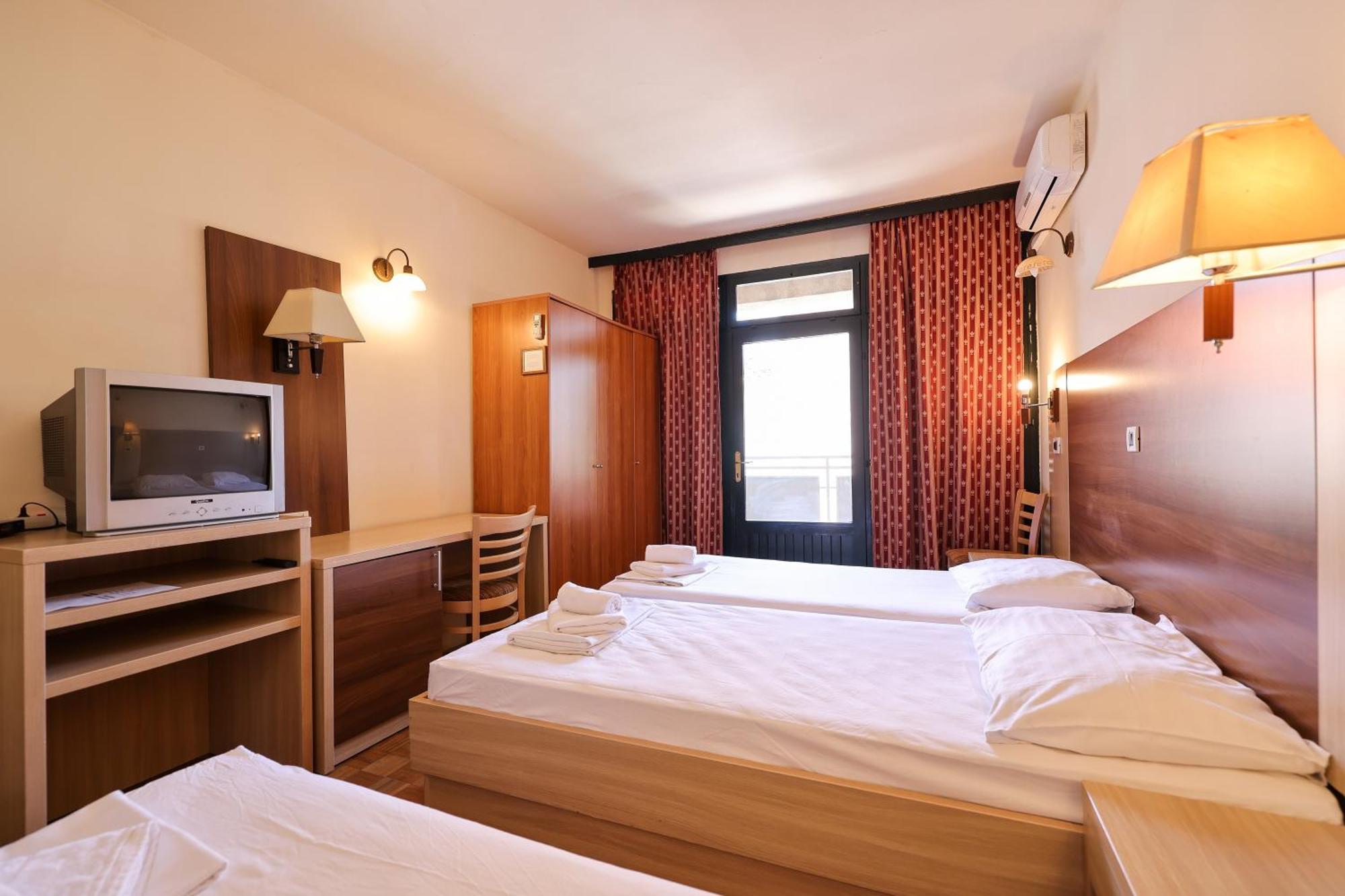 Tribunia Beach Hotel ตรีบูนย์ ภายนอก รูปภาพ