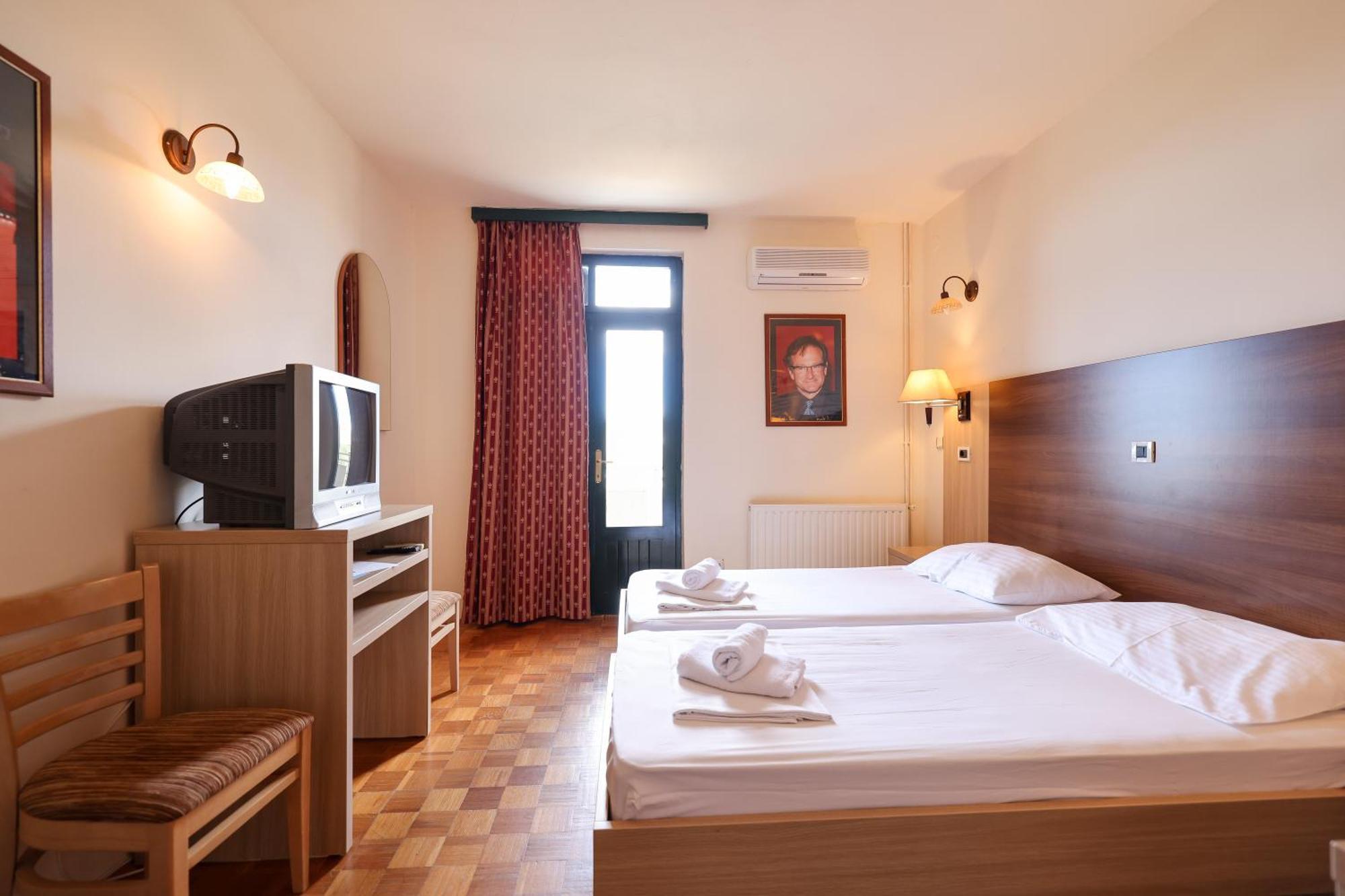 Tribunia Beach Hotel ตรีบูนย์ ภายนอก รูปภาพ